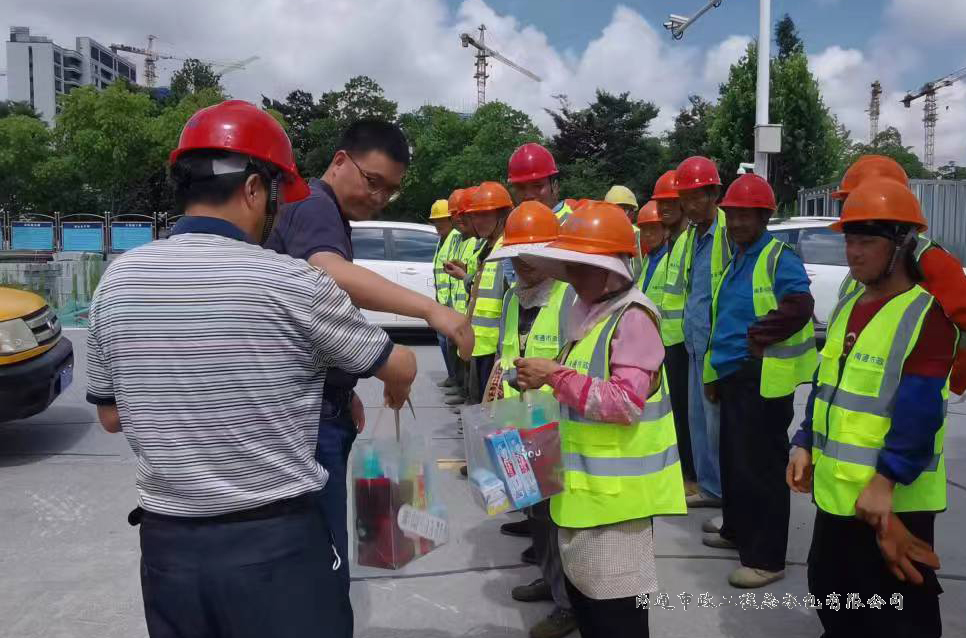 崇川區(qū)城建中心楊國義主任帶隊慰問星城路橋梁改造工程